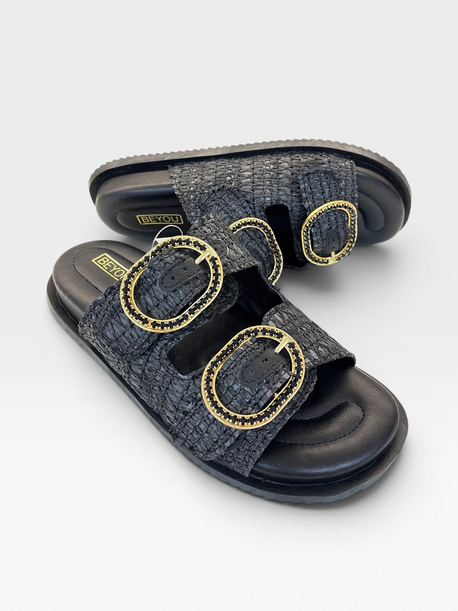 Sandália Birken Bangalore Beyou Shoes preta em couro e palha com fivelas douradas decoradas