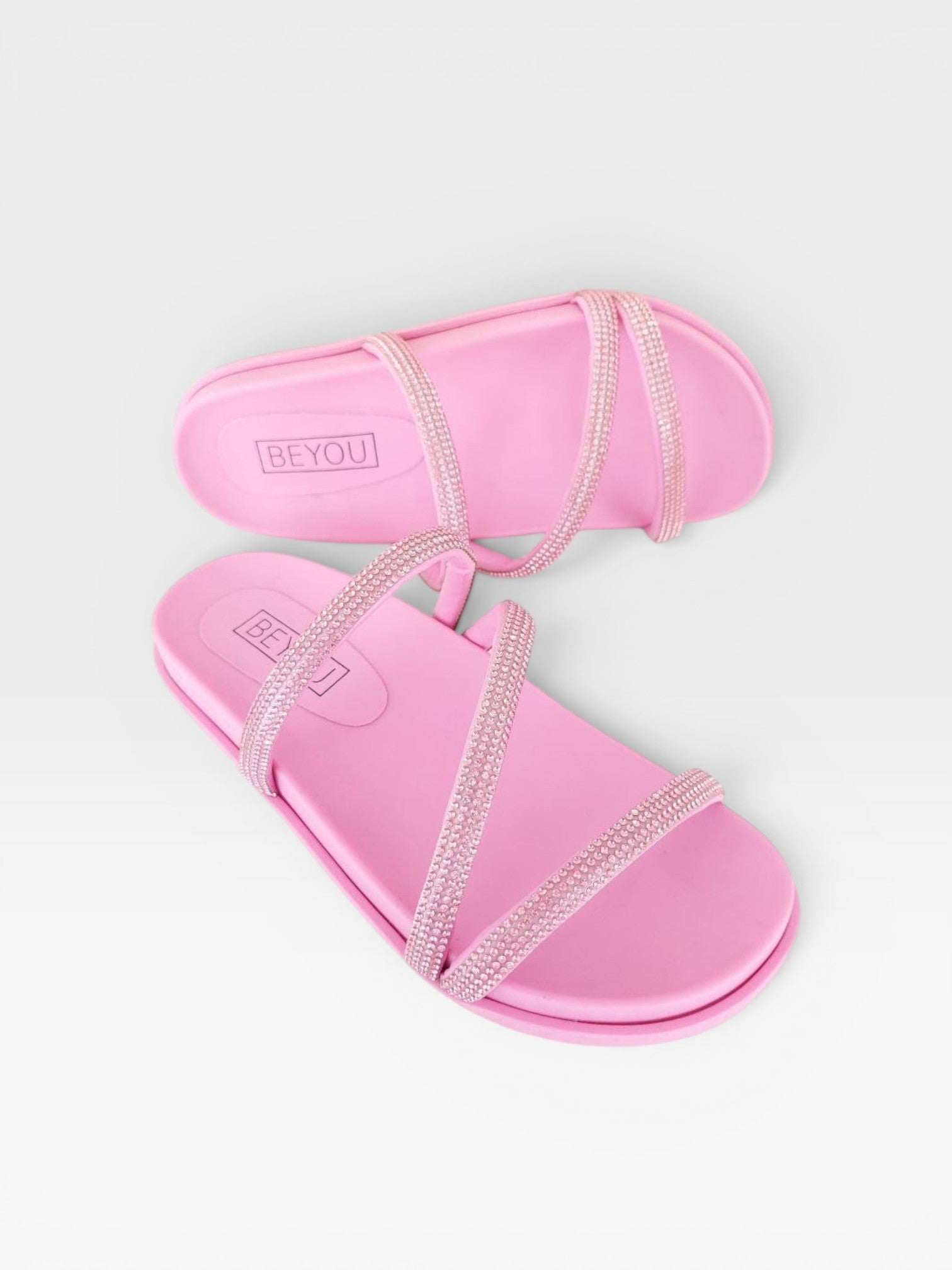 Sandália Birken Dubai Beyou Shoes rosa com tiras finas decoradas com brilhos e palmilha anatômica confortável.