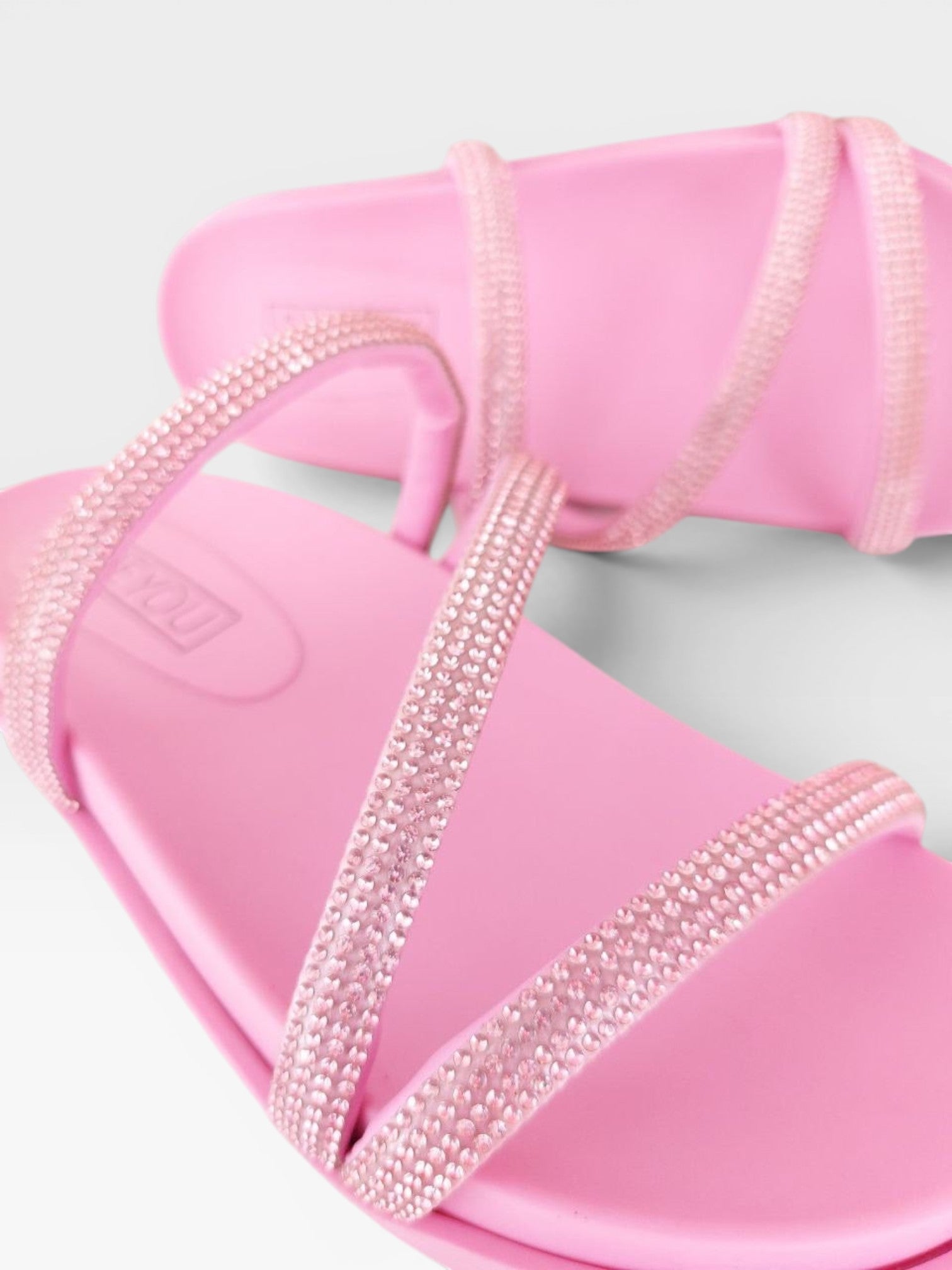 Sandália Birken Dubai Beyou Shoes rosa com tiras finas decoradas com brilhos strass e palmilha anatômica
