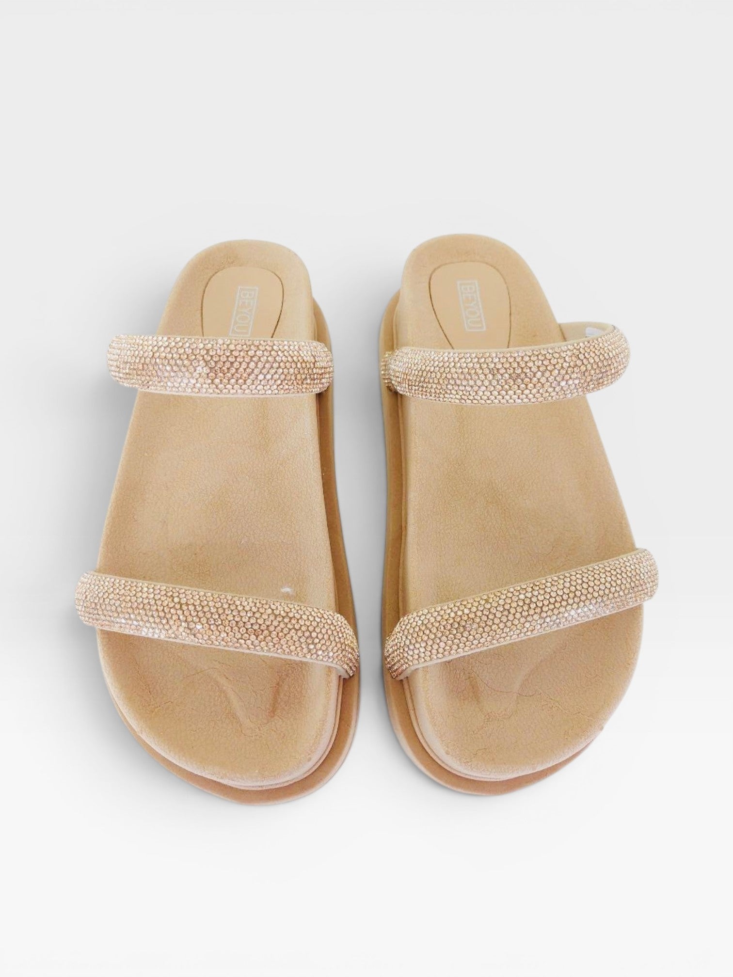Sandália Birken Athenas Beyou Shoes com tiras brilhantes rosê gold e sola plataforma caramelo