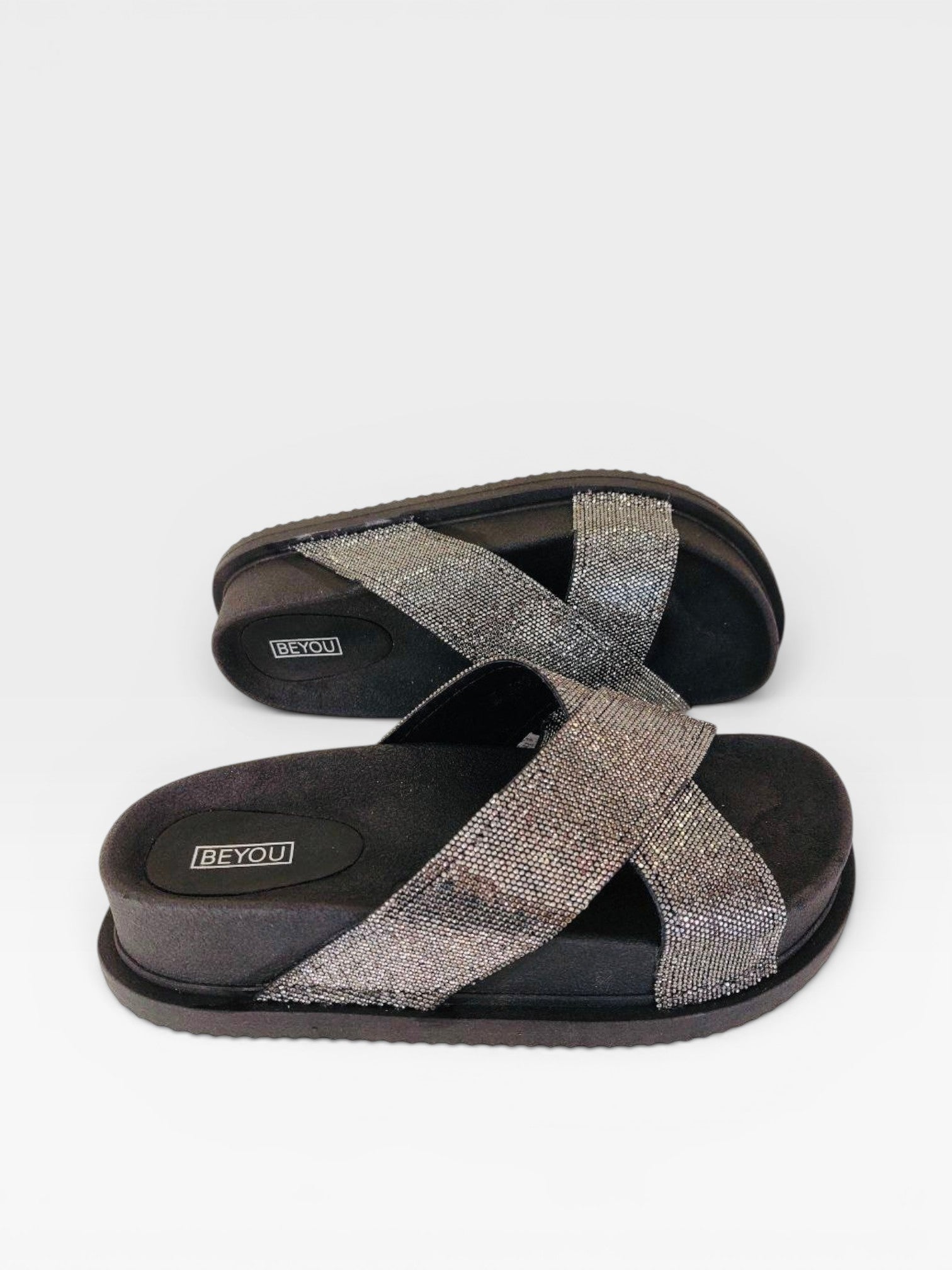 Sandália Birken Sparta Beyou Shoes preta com tiras cruzadas brilhantes na cor grafite e sola alta tratorada