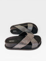 Sandália Birken Sparta Beyou Shoes preta com tiras cruzadas brilhantes na cor grafite e sola alta tratorada