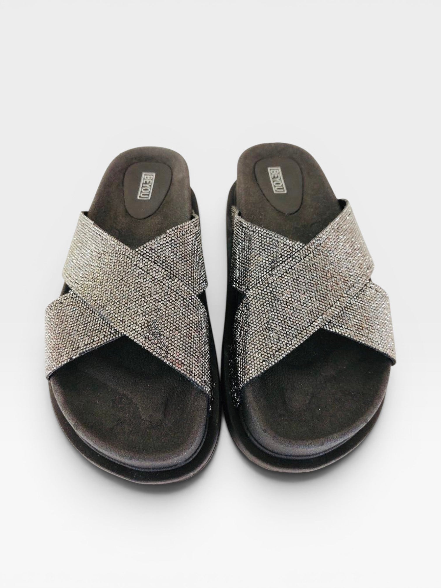 Sandália Birken Sparta Beyou Shoes preta com tiras cruzadas brilhantes em grafite e sola alta plataforma
