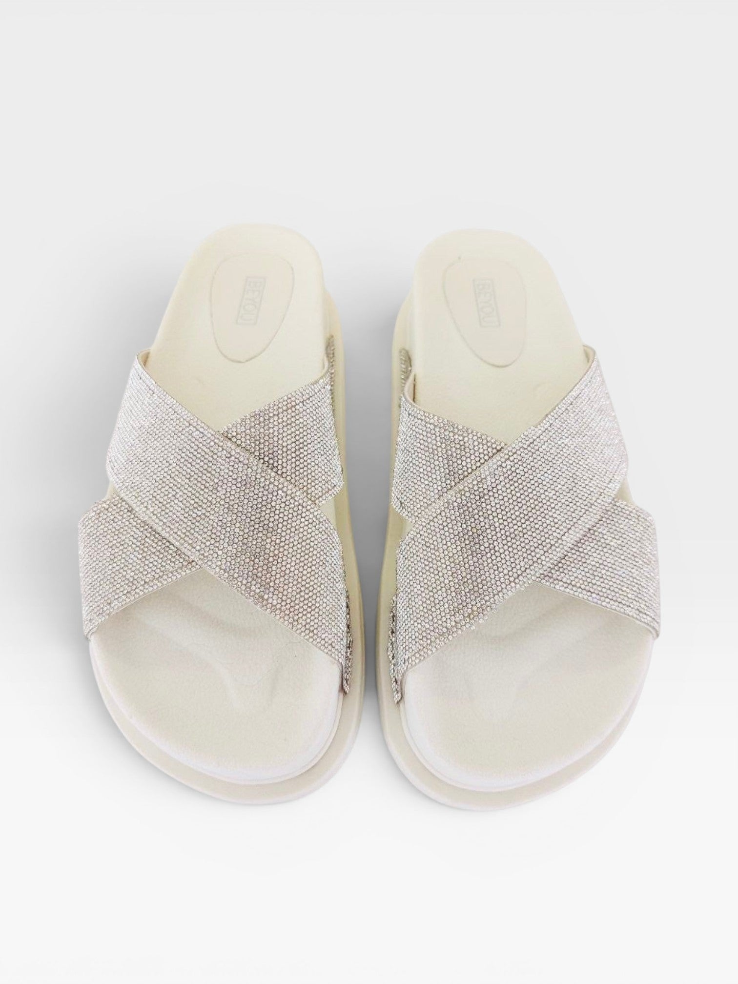 Sandália Birken Sparta Beyou Shoes off white com tiras cruzadas cobertas de brilhos cristal e sola alta plataforma