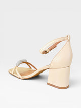 Sandália Búzios Beyou Shoes nude em napa com salto bloco de 6cm e detalhe de brilho frontal