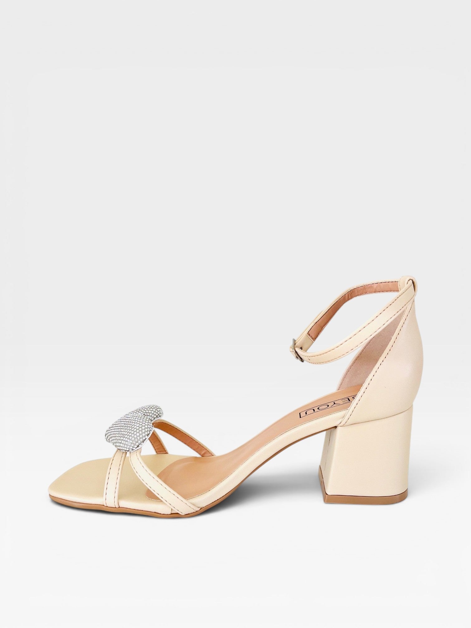 Sandália Búzios Beyou Shoes nude em napa com salto bloco de 6 cm e detalhe de coração brilhante na tira frontal