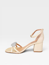 Sandália Búzios Beyou Shoes nude em napa com salto bloco de 6 cm e detalhe de coração brilhante na tira frontal