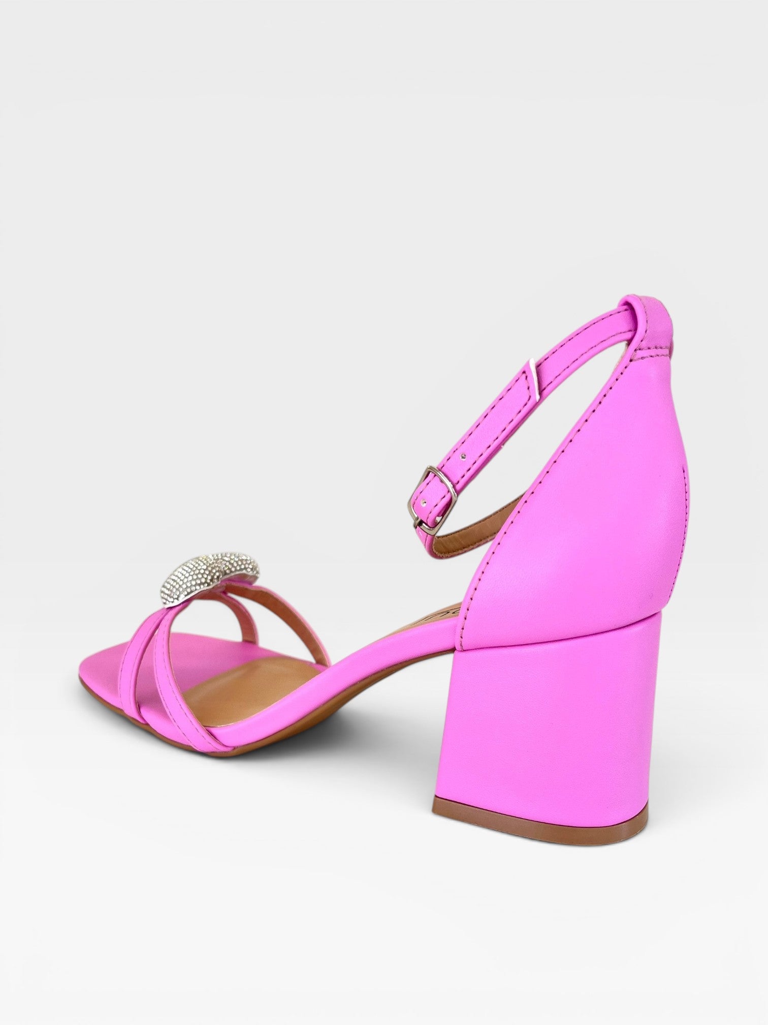 Sandália Beyou Shoes Búzios rosa tutti frutti em napa com salto bloco de 6cm e detalhe de brilho no cabedal