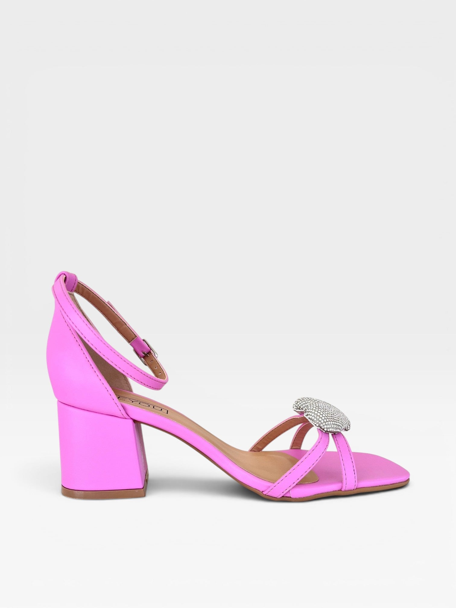 Sandália Búzios Beyou Shoes rosa tutti frutti em napa com salto bloco de 6cm e detalhe de coração brilhante