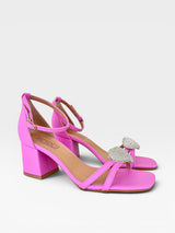 Sandália Beyou Shoes Búzios rosa tutti frutti em napa com salto bloco de 6cm e detalhe de coração em strass