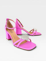 Sandália Búzios Beyou Shoes rosa tutti frutti em napa com salto bloco de 6cm e detalhe de coração cravejado de strass