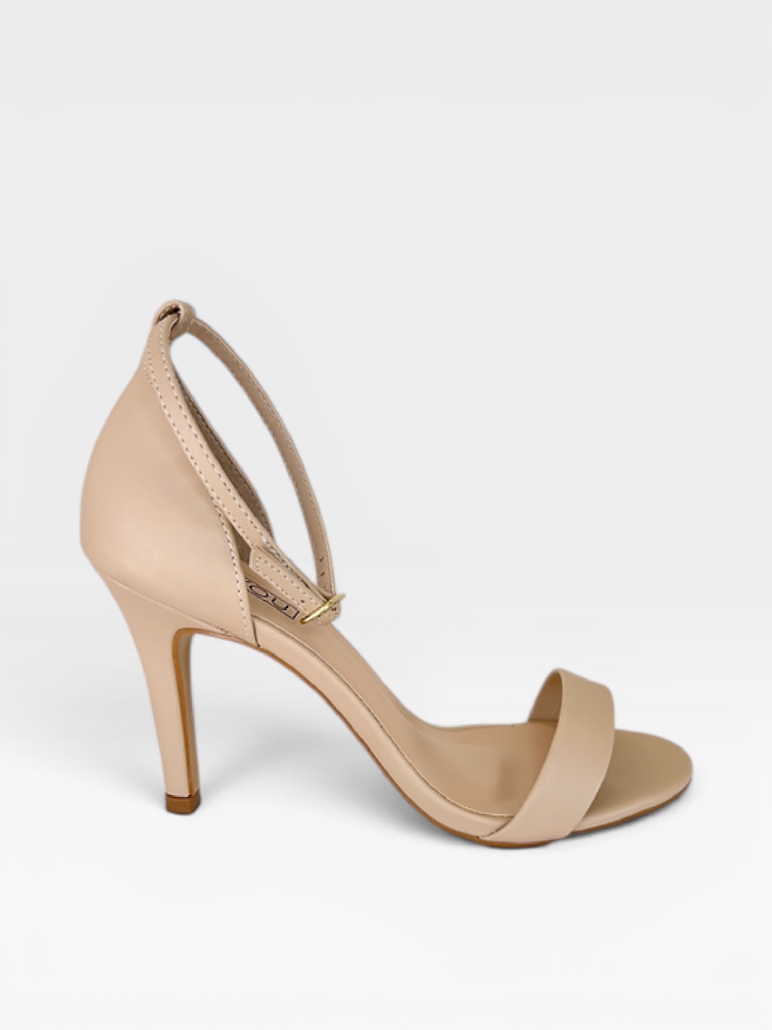 Sandália Beyou Shoes Chicago nude em napa com salto fino de 9,5 cm e tira no tornozelo, vista lateral.
