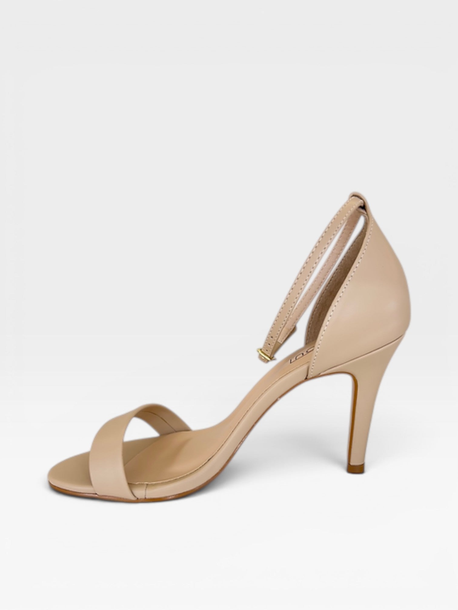 Sandália Beyou Shoes Chicago nude em napa com salto fino de 9,5 cm e tira ajustável no tornozelo, vista lateral.
