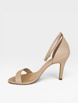 Sandália Beyou Shoes Chicago nude em napa com salto fino de 9,5 cm e tira ajustável no tornozelo, vista lateral.