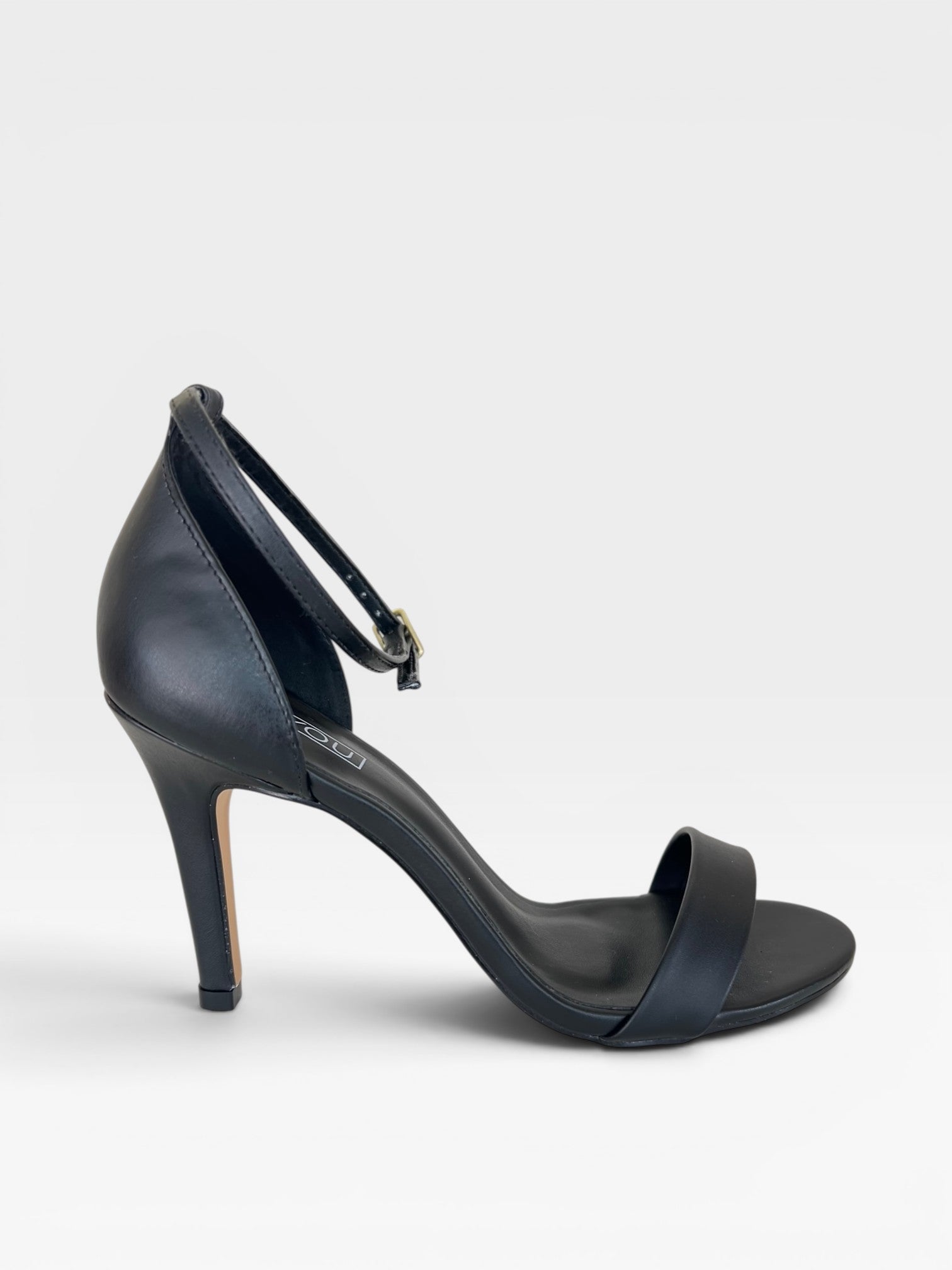 Sandália Beyou Shoes Chicago preta em napa com salto fino de 9,5 cm e fechamento por tira no tornozelo