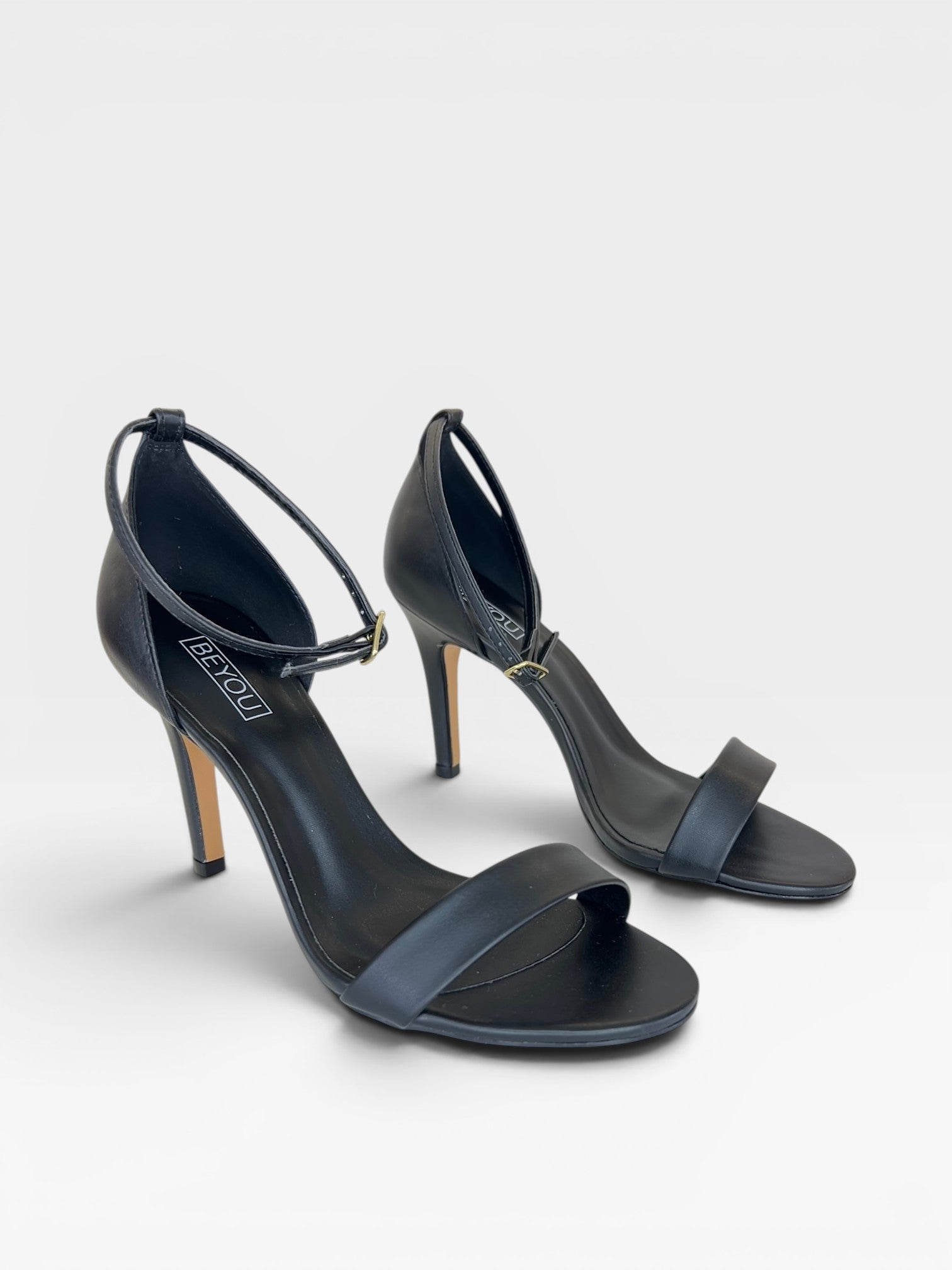Sandália Beyou Shoes Chicago preta em napa com salto alto fino de 9,5 cm e tira ajustável no tornozelo