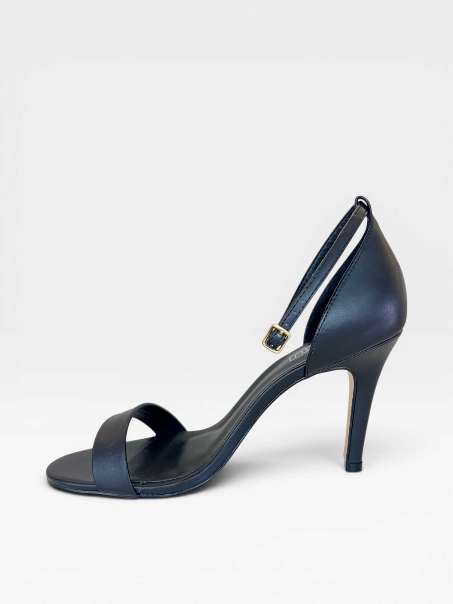 Sandália Beyou Shoes Chicago preta em napa com salto fino de 9,5 cm e fechamento por fivela no tornozelo