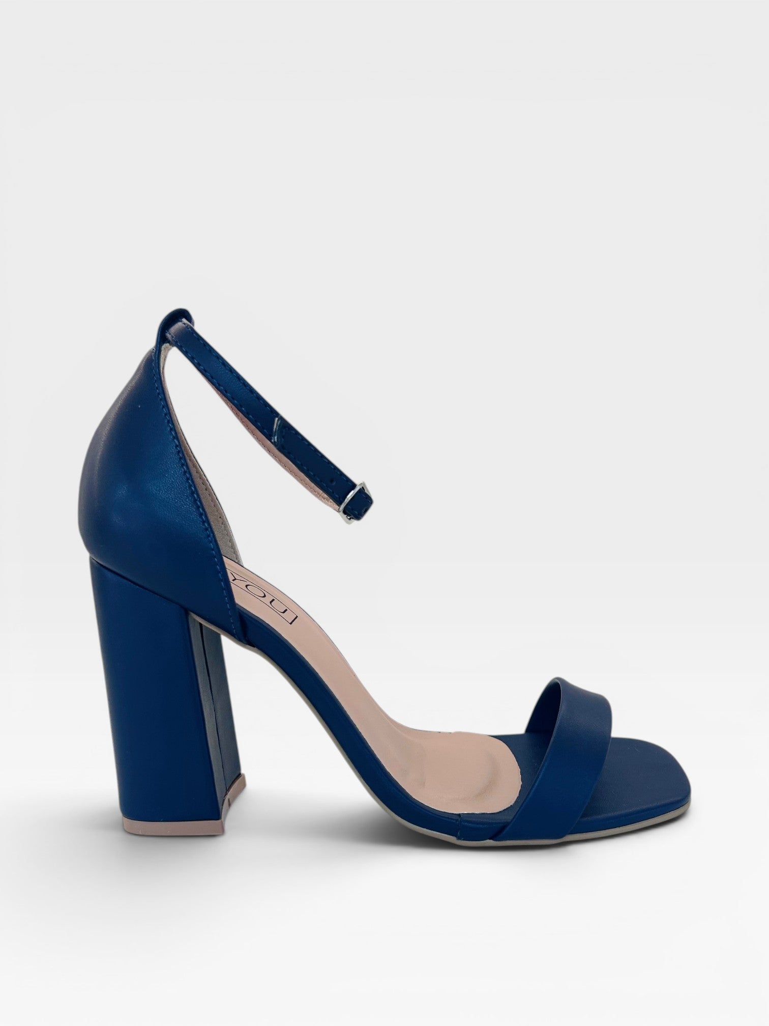 Sandália Beyou Shoes Copacabana azul marinho em napa com salto bloco de 9,5 cm e tira ajustável no tornozelo.