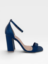 Sandália Beyou Shoes Copacabana azul marinho em napa com salto bloco de 9,5 cm e tira ajustável no tornozelo.
