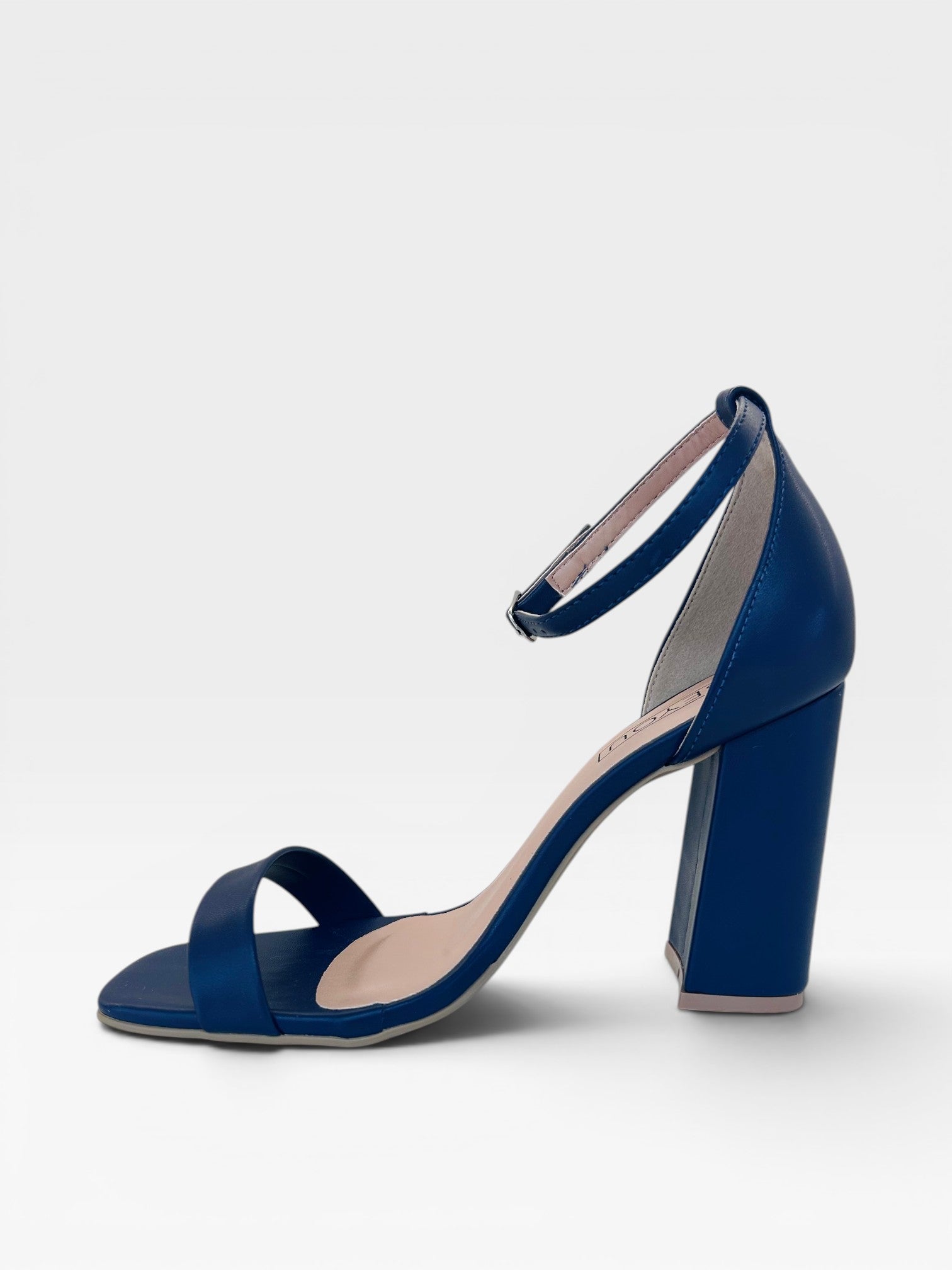 Sandália Beyou Shoes Copacabana azul marinho em napa com salto bloco de 9,5 cm e tira com fivela no tornozelo