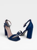 Sandália Copacabana Beyou Shoes azul marinho em napa com salto bloco de 9,5 cm e fechamento por fivela no tornozelo