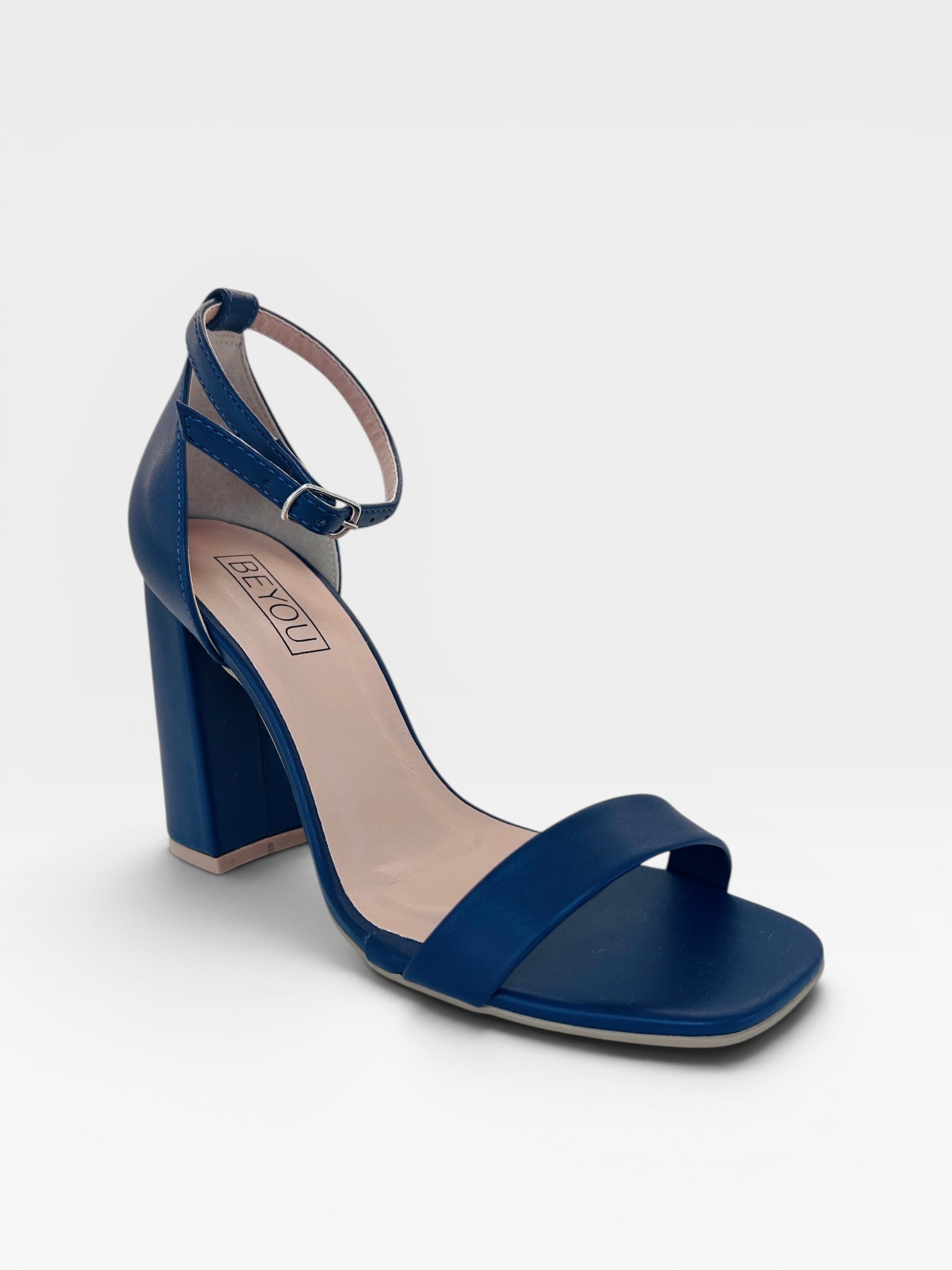 Sandália Beyou Shoes Copacabana azul marinho em napa com salto alto de 9,5 cm e design elegante para ocasiões casuais.
