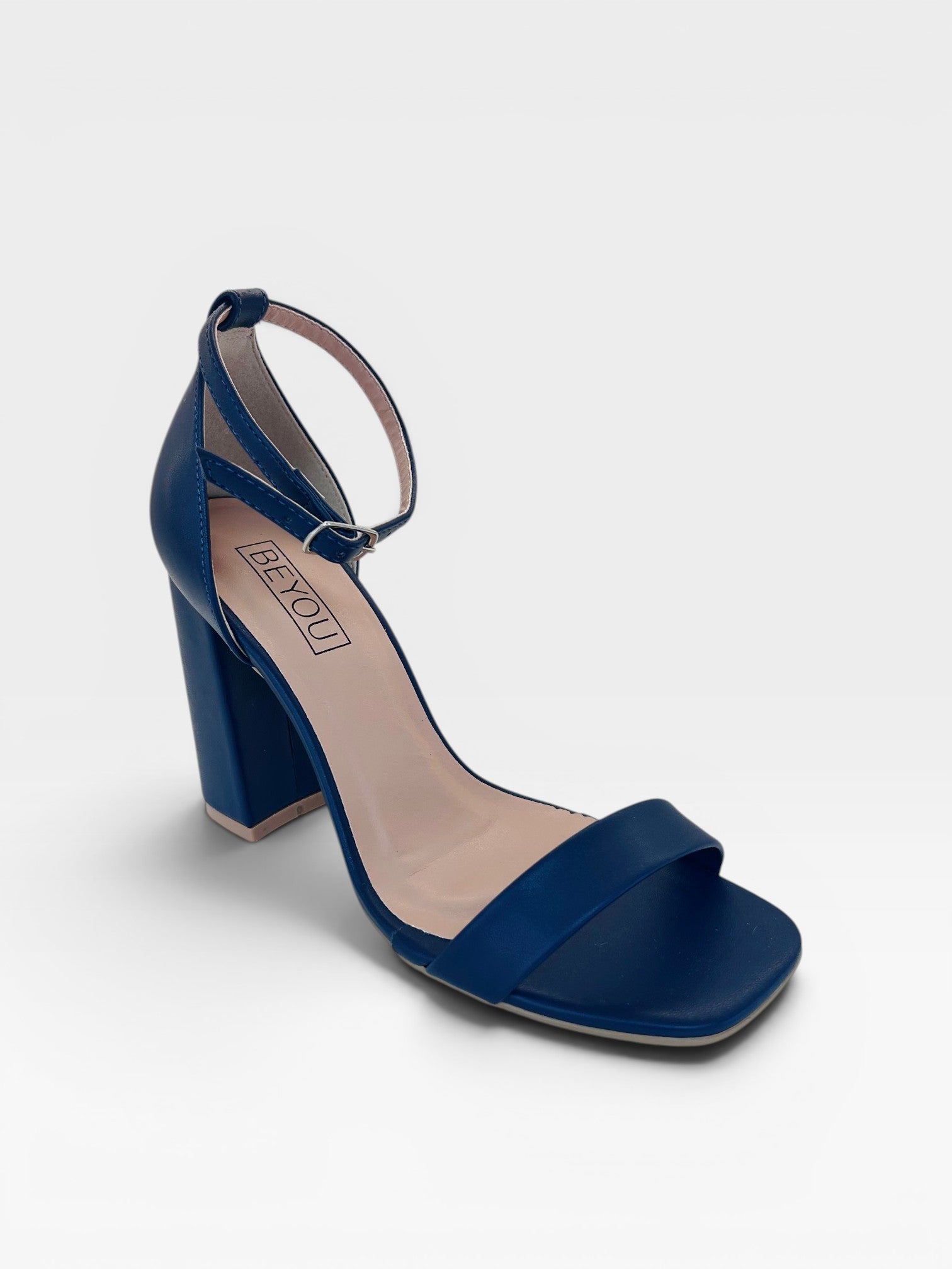 Sandália Beyou Shoes Copacabana azul marinho em napa com salto bloco de 9,5 cm e fechamento por fivela no tornozelo.