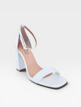 Sandália Copacabana Beyou Shoes branca em napa com salto bloco de 9,5 cm e tira no tornozelo
