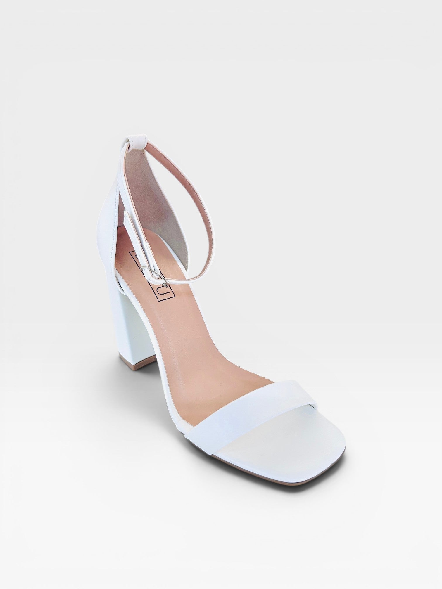 Sandália Beyou Shoes Copacabana branca em napa com salto bloco de 9,5 cm e tira ajustável no tornozelo