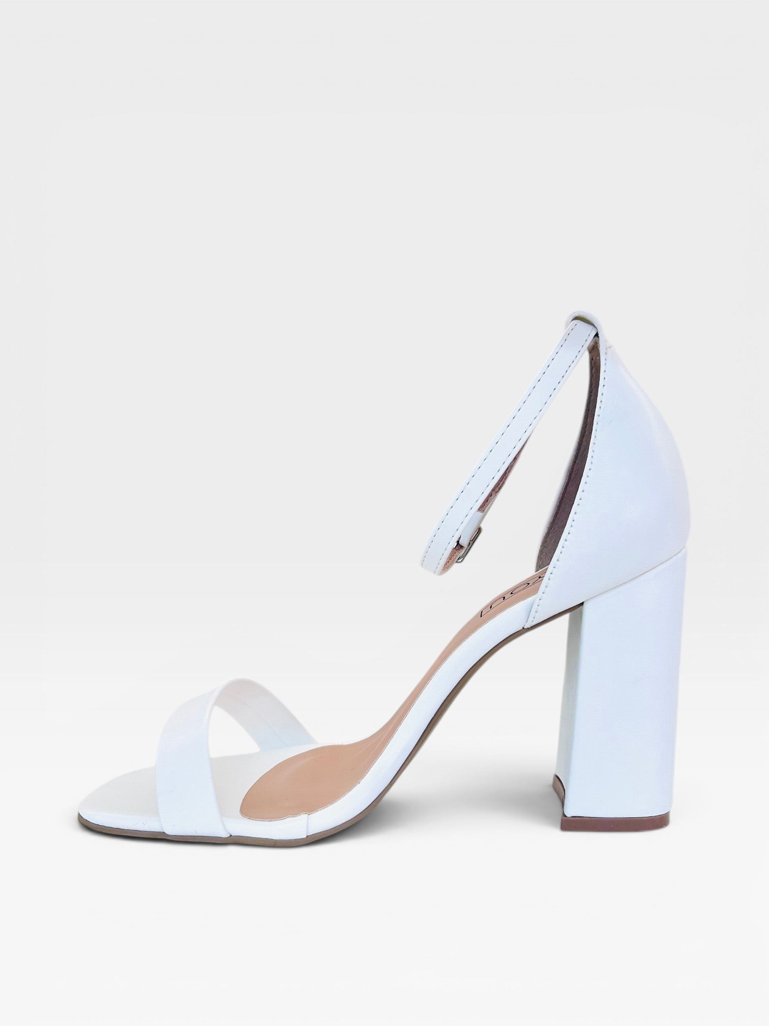 Sandália Beyou Shoes Copacabana branca em napa com salto bloco de 9,5 cm e fechamento por tira no tornozelo