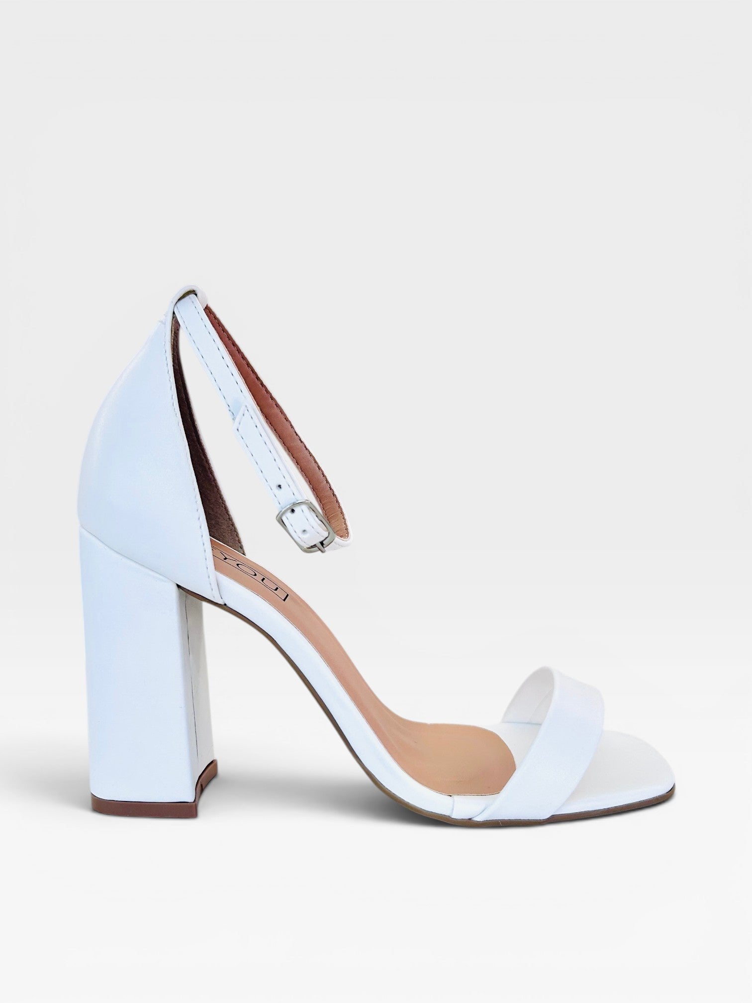 Sandália Beyou Shoes Copacabana branca em napa com salto bloco de 9,5 cm e fechamento por fivela no tornozelo