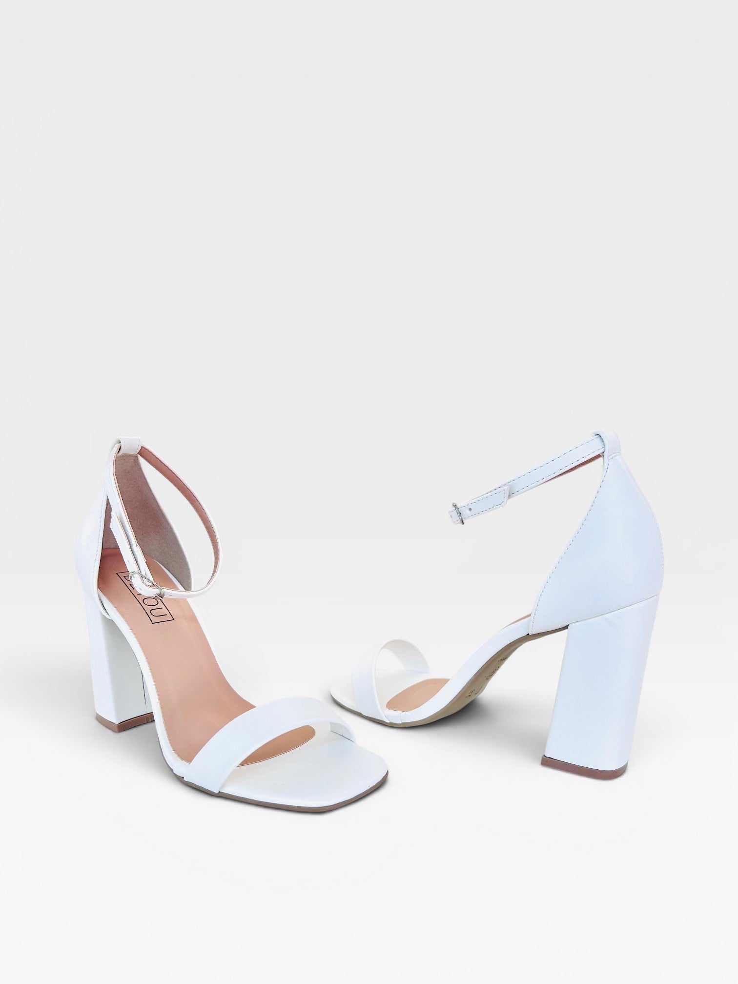 Sandália Copacabana branca Beyou Shoes em napa com salto bloco de 9,5 cm e fechamento por fivela no tornozelo