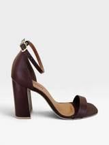 Sandália Beyou Shoes Copacabana marrom café em napa com salto bloco de 9,5 cm e tira com fivela no tornozelo.