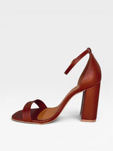 Sandália Copacabana Beyou Shoes marrom em napa com salto bloco de 9,5 cm e tira no tornozelo
