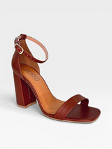 Sandália Beyou Shoes Copacabana marrom em napa com salto bloco de 9,5 cm e fechamento por fivela no tornozelo.
