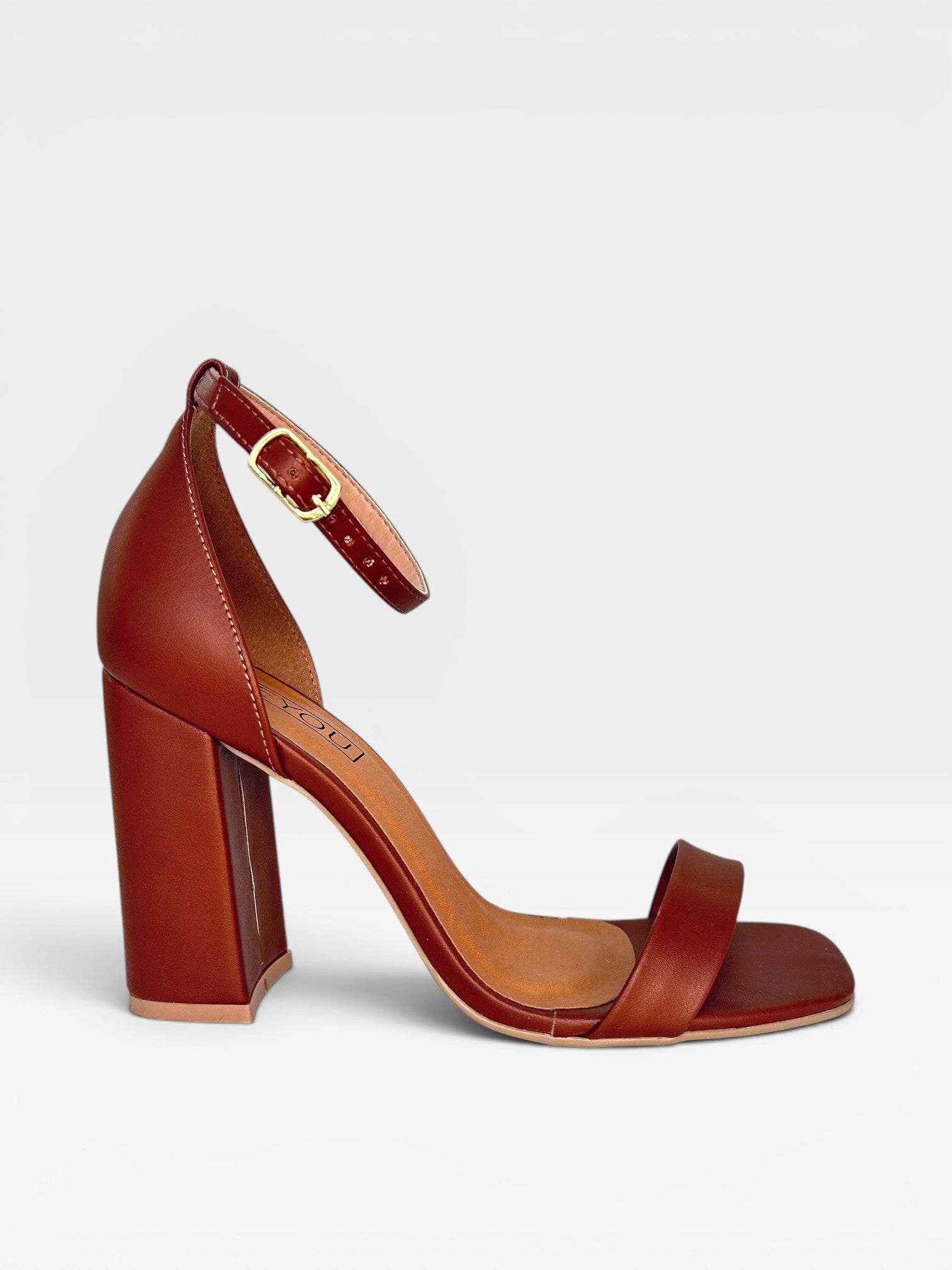 Sandália Copacabana Beyou Shoes marrom em napa com salto bloco de 9,5 cm e fechamento por fivela lateral