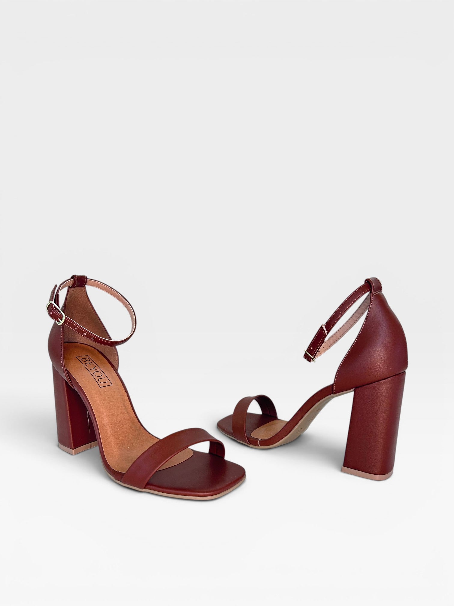 Sandália Beyou Shoes Copacabana marrom em napa com salto bloco de 9,5 cm e fechamento por fivela no tornozelo.
