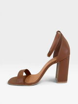 Sandália Beyou Shoes Copacabana marrom em napa com salto bloco alto de 9,5 cm e fechamento por fivela no tornozelo.