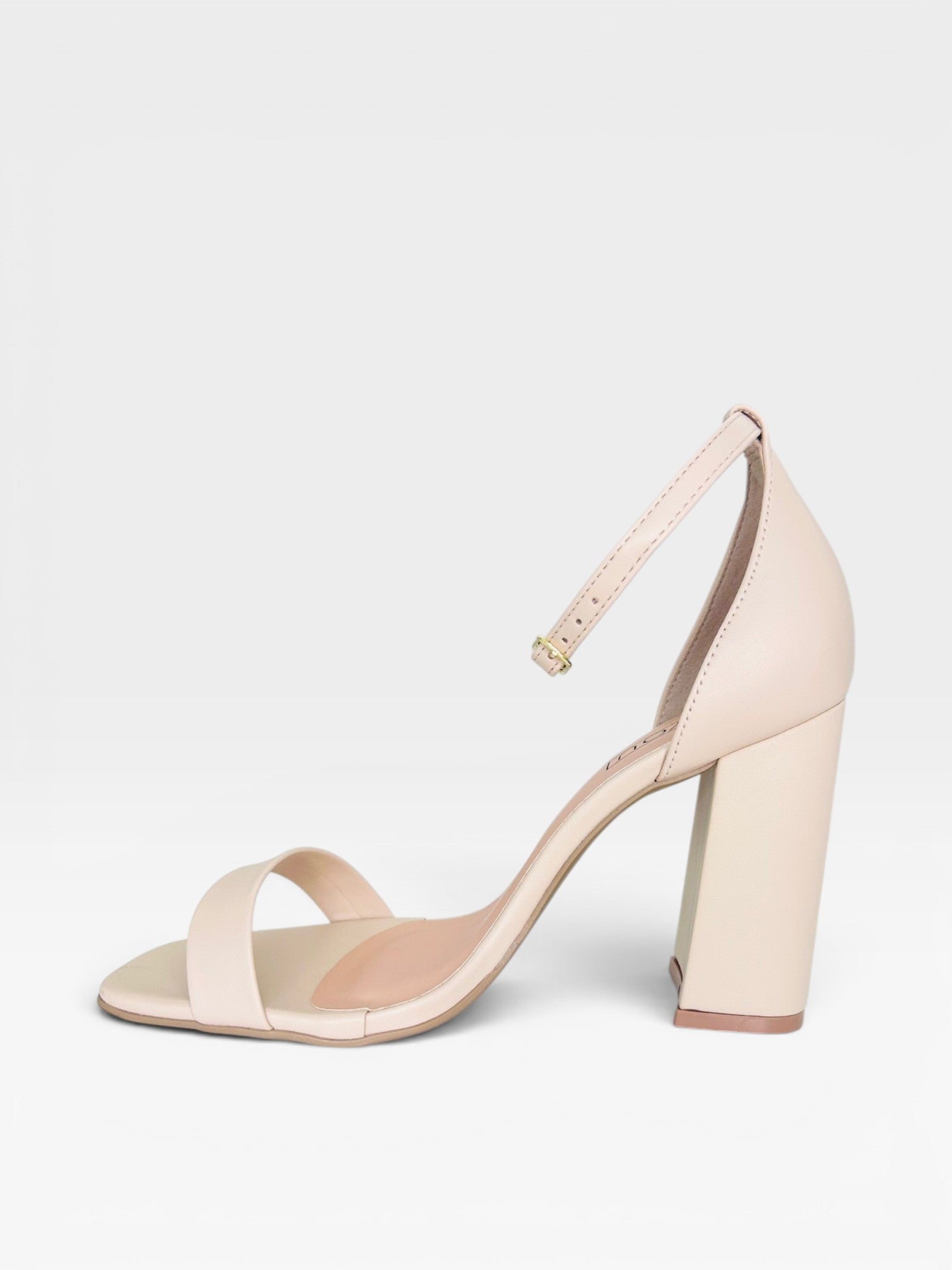 Sandália Beyou Shoes Copacabana Bistrô nude em napa com salto bloco de 9,5 cm e fechamento por fivela lateral