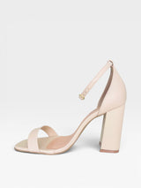 Sandália Beyou Shoes Copacabana Bistrô nude em napa com salto bloco de 9,5 cm e fechamento por fivela lateral