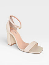 Sandália Beyou Shoes Copacabana Bistrô nude em napa com salto bloco de 9,5 cm e tira com fechamento no tornozelo.