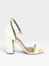 Sandália Beyou Shoes Copacabana off white em napa com salto bloco de 9,5 cm e tira com fivela no tornozelo