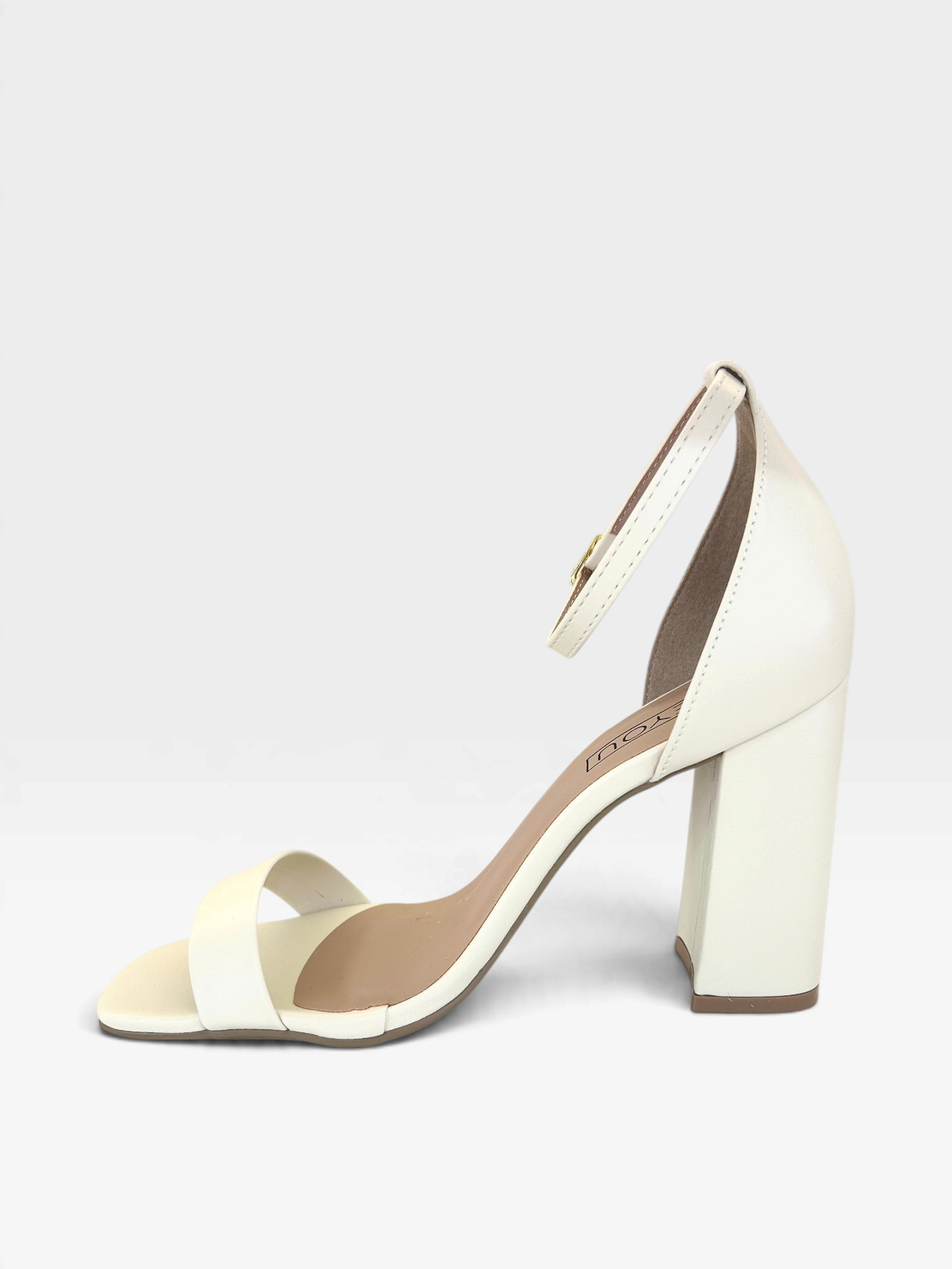 Sandália de salto alto Beyou Shoes Copacabana off white em napa com tira no tornozelo e design minimalista