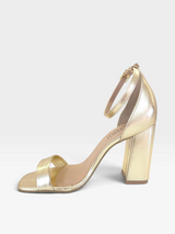 Sandália Beyou Shoes Copacabana em napa ouro light com salto bloco de 9,5 cm e tira com fivela no tornozelo