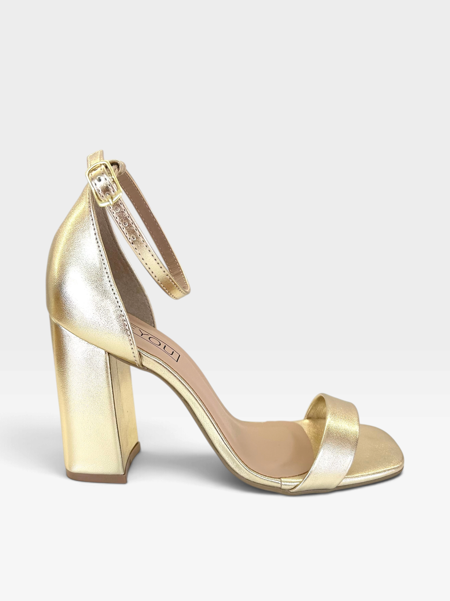 Sandália Beyou Shoes Copacabana em napa ouro light com salto bloco de 9,5 cm e fechamento por fivela lateral