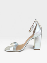 Sandália Copacabana Beyou Shoes prata em napa com salto bloco de 9,5 cm e tira no tornozelo, vista lateral.