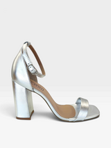 Sandália Beyou Shoes Copacabana prata em napa com salto bloco de 9,5 cm e fechamento por fivela no tornozelo