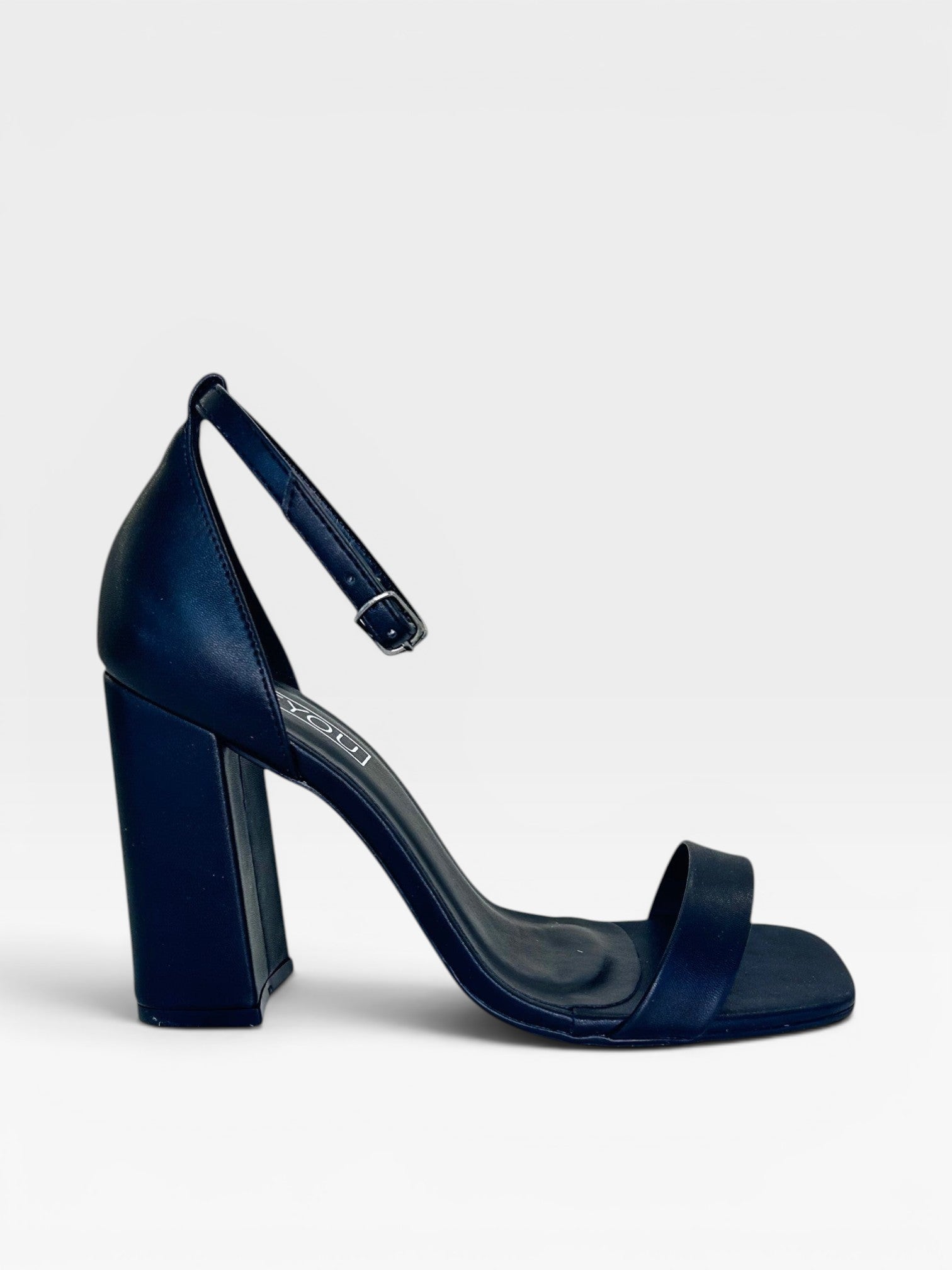 Sandália Copacabana preta Beyou Shoes em napa com salto bloco de 9,5 cm e fechamento por fivela no tornozelo.