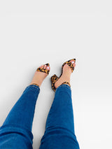 Sandália Beyou Shoes Marseille em couro animal print de onça com salto bloco, calçada com calça jeans azul