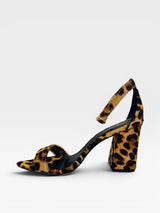 Sandália Beyou Shoes Marseille em couro com estampa de onça e salto bloco alto, vista lateral.